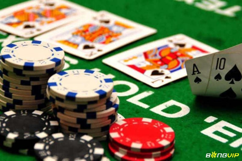 Để sử dụng Bluff hiệu quả trong Poker, hãy cân nhắc, diễn xuất tốt và đối mặt thận trọng với những người chơi kinh nghiệm.
