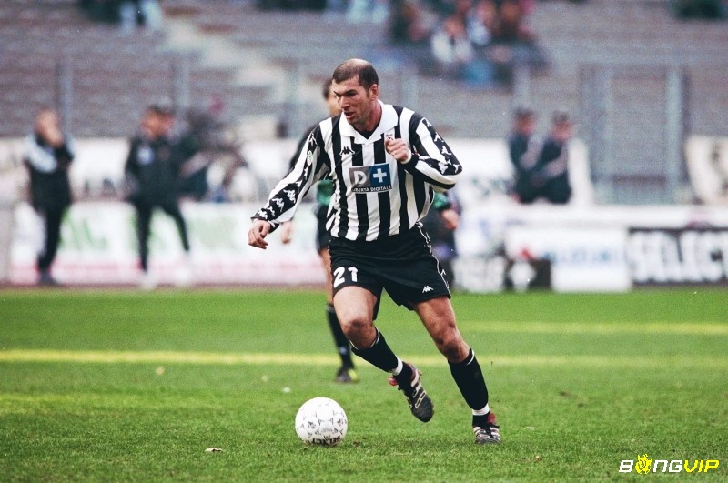 Zidane với thành tích nổi bật cùng với đội giành được Scudetto vào mùa giải đầu tiên sau khi gia nhập Juventus