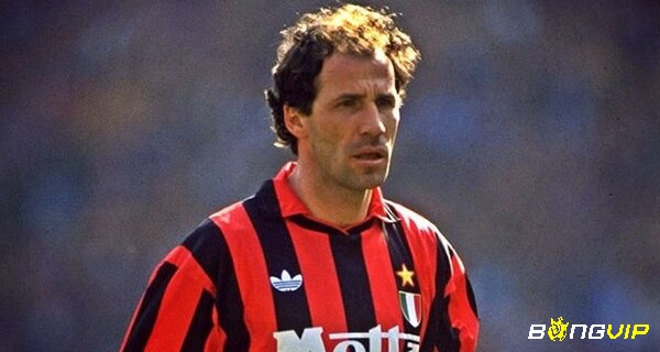 Milan đã treo vĩnh viễn chiếc áo số 6 của Baresi để tôn vinh ông